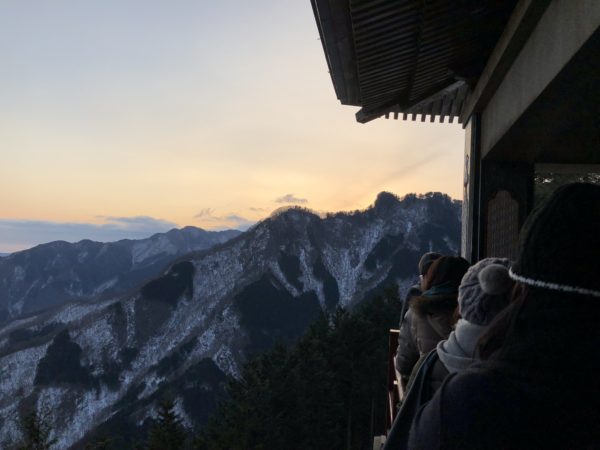 三峯神社 白い氣守 遥拝殿